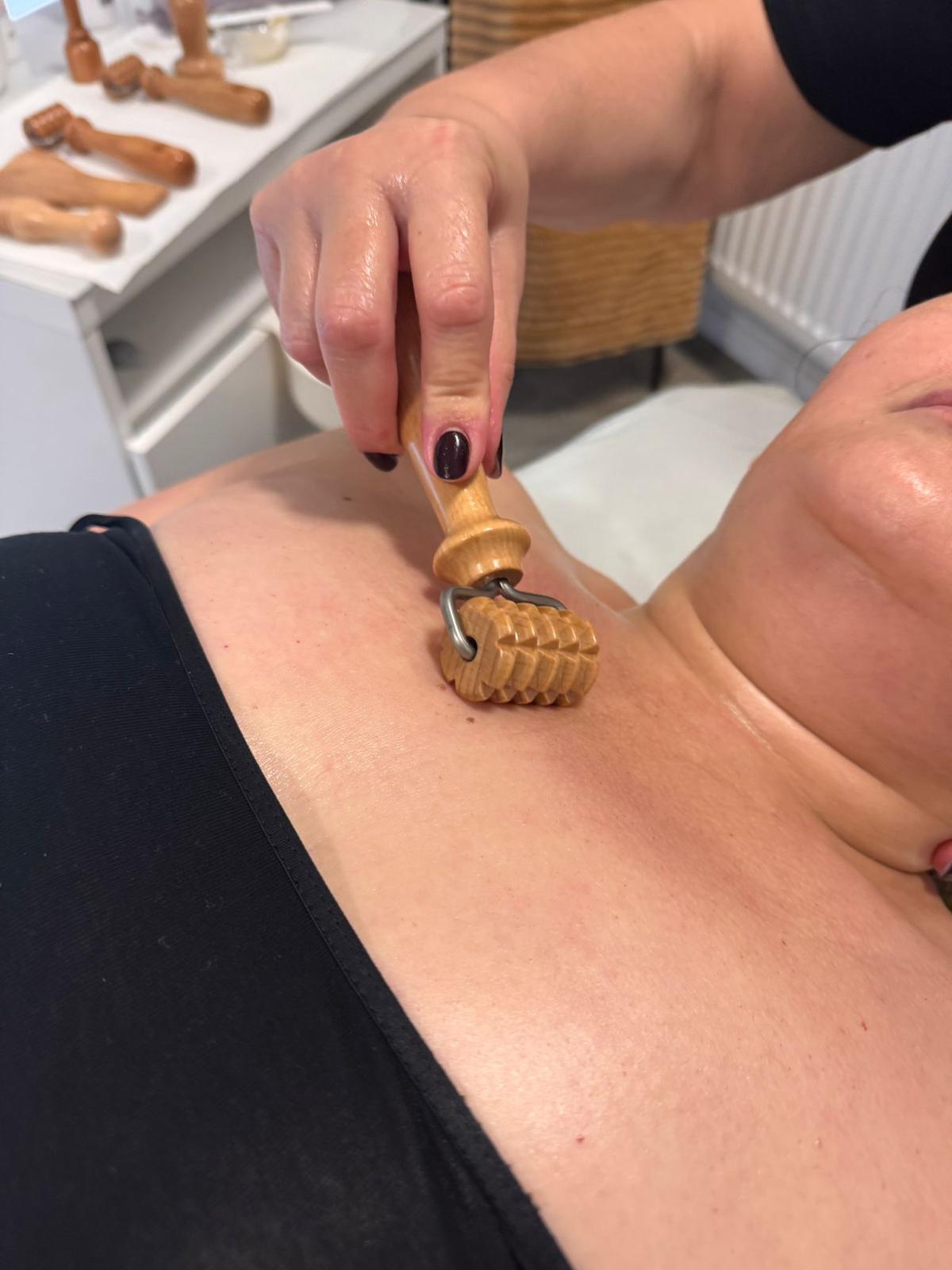 Madero Beautybehandlung mit Holzroller